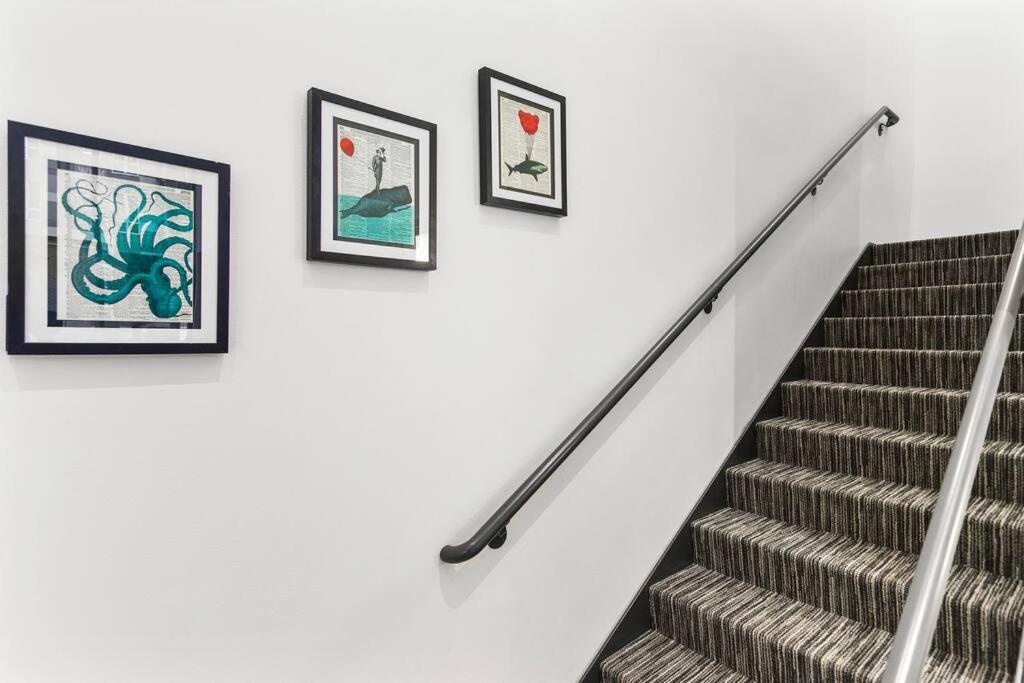 Airy And Open Corner Loft - 92 Walkscore 레드몬드 외부 사진
