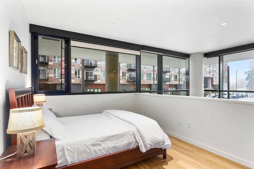 Airy And Open Corner Loft - 92 Walkscore 레드몬드 외부 사진