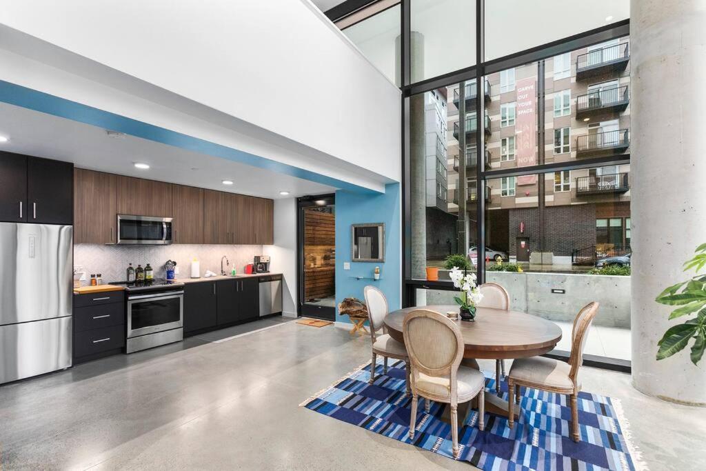 Airy And Open Corner Loft - 92 Walkscore 레드몬드 외부 사진