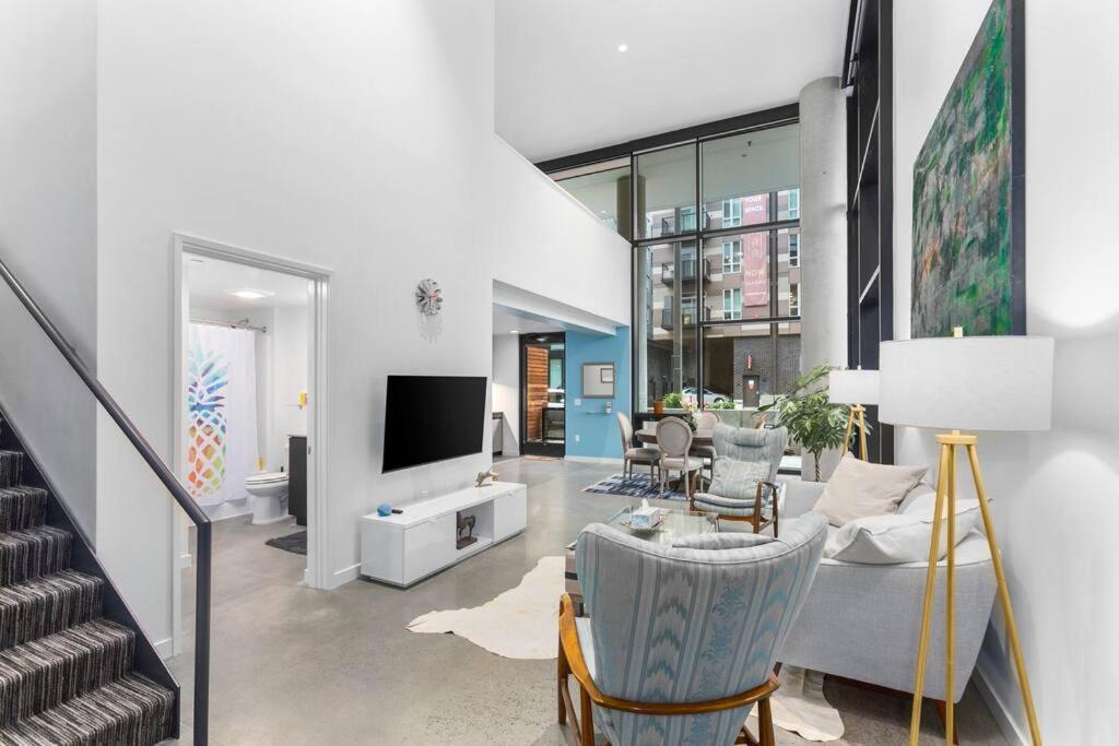 Airy And Open Corner Loft - 92 Walkscore 레드몬드 외부 사진