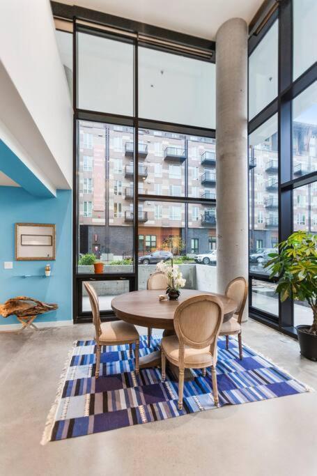 Airy And Open Corner Loft - 92 Walkscore 레드몬드 외부 사진