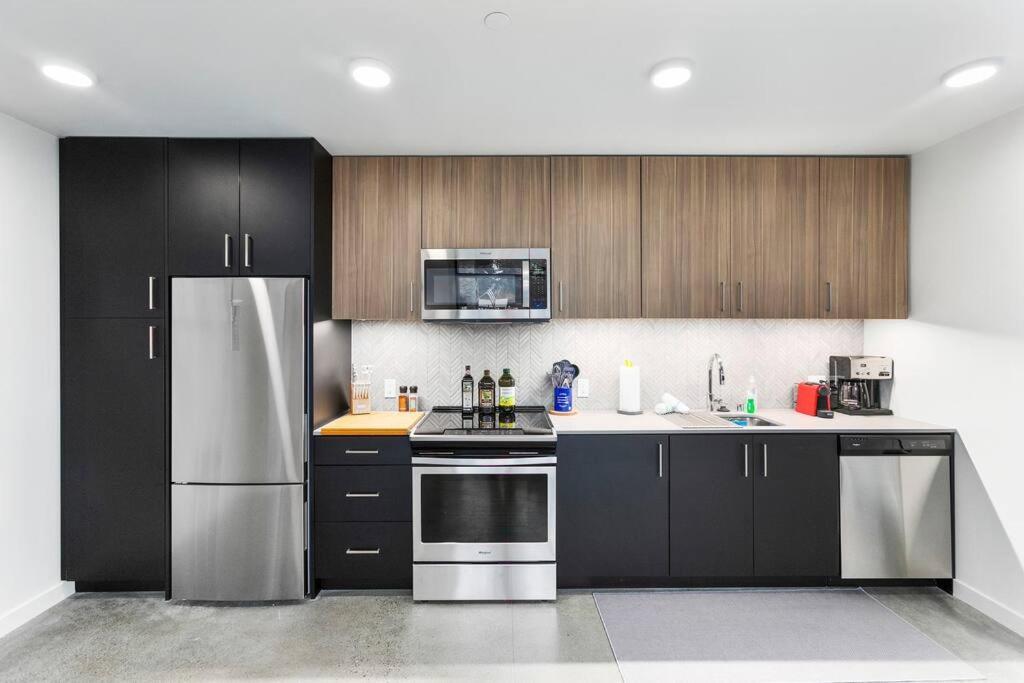 Airy And Open Corner Loft - 92 Walkscore 레드몬드 외부 사진