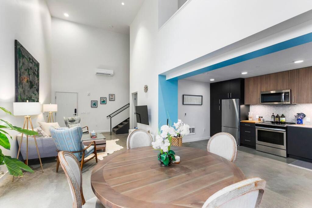 Airy And Open Corner Loft - 92 Walkscore 레드몬드 외부 사진