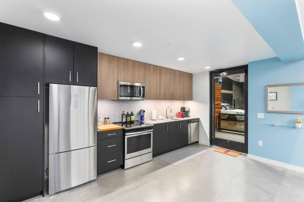 Airy And Open Corner Loft - 92 Walkscore 레드몬드 외부 사진