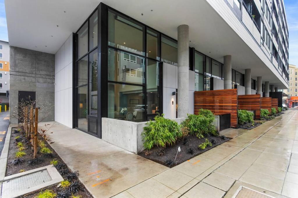 Airy And Open Corner Loft - 92 Walkscore 레드몬드 외부 사진