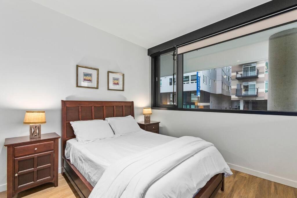 Airy And Open Corner Loft - 92 Walkscore 레드몬드 외부 사진