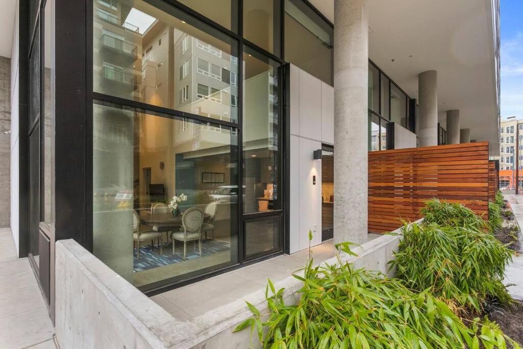 Airy And Open Corner Loft - 92 Walkscore 레드몬드 외부 사진